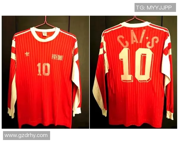 十六号球衣上的传奇足球之星:他们如何在赛场上书写辉煌历史