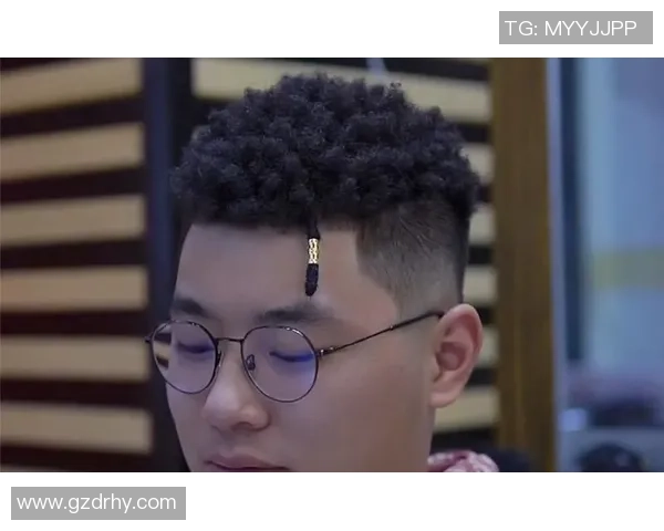 足球球星烫发风潮引领时尚潮流 成为赛场外的新亮点